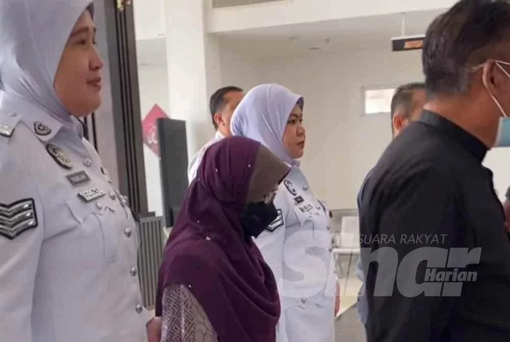 Tertuduh tengah ketika dibawa ke Mahkamah Majistret pada Selasa.