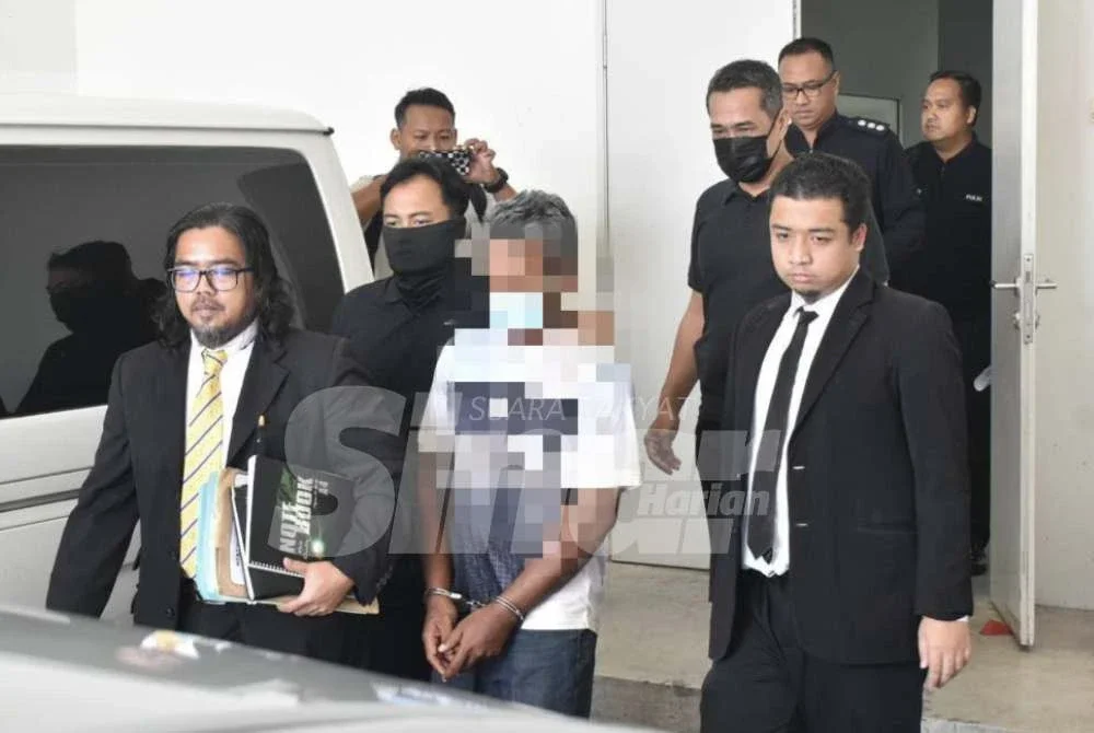 Lelaki etnik Rohingya (tengah) direman bagi membantu siasatan kes penemuan rangka manusia dalam guni.