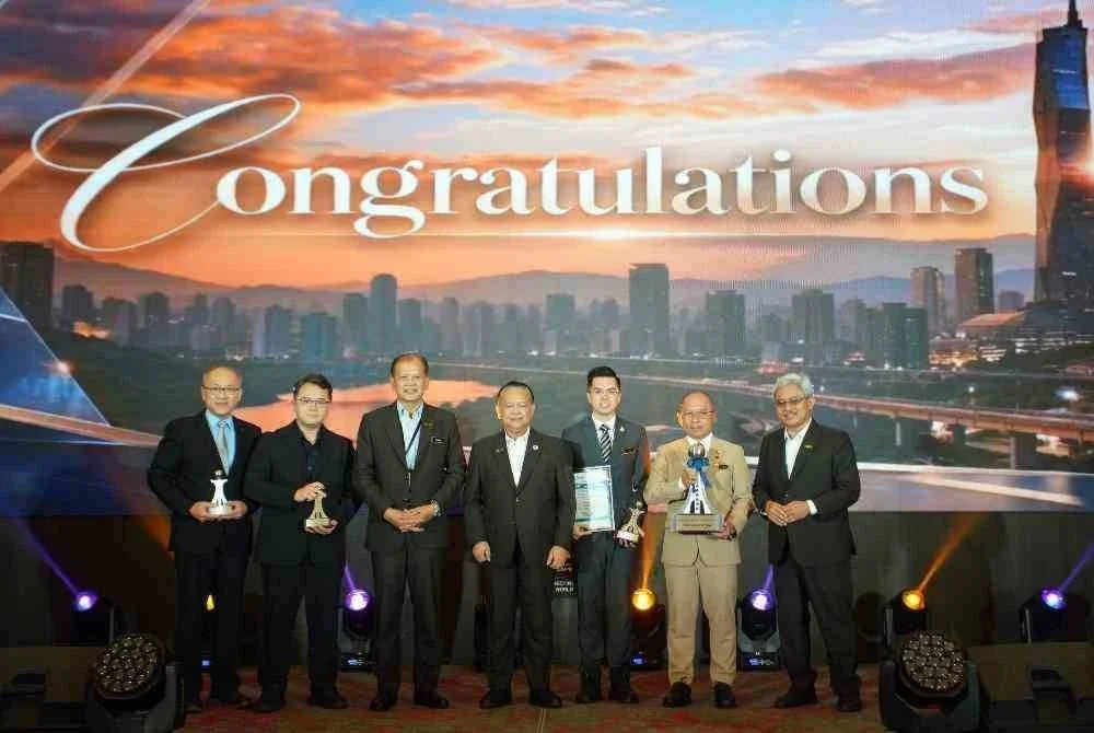 Nanta (tengah) menyampaikan Road Engineering Excellence Award kepada Pengarah Jabatan Kerja Raya (JKR) Sarawak, Dr. Cassidy Morris (dua,kanan) pada perasmian 13th Malaysian Road Conference & Exhibition 2026 And 16th International Road Federation Global Asia-Pacific Regional Congress pada Selasa. Foto Sinar Harian/ROSLI TALIB