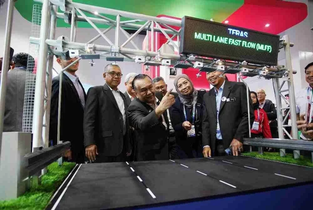 Nanta (tengah) melawat reruai pameran 13th Malaysian Road Conference & Exhibition 2026 And 16th International Road Federation Global Asia-Pacific Regional Congress pada Selasa. Foto Sinar Harian/ROSLI TALIB