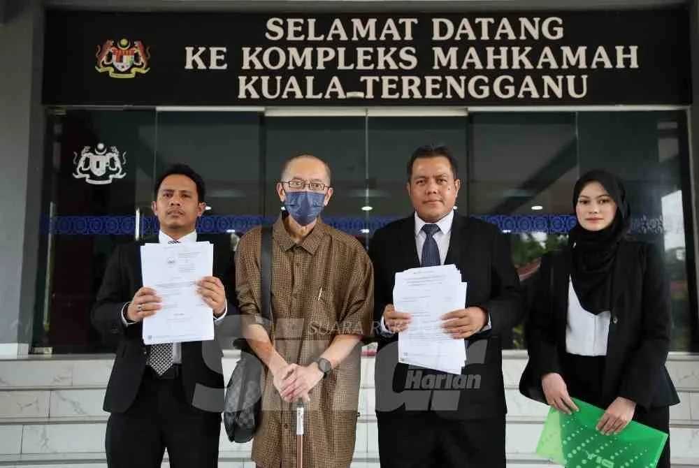 Alif Danial (kiri) bersama Tengku Ismail (dua, kiri) dan brisan peguam ketika memfailkan saman terhadap dua institusi perbankan di Mahkamah Tinggi Kuala Terengganu pada Selasa.