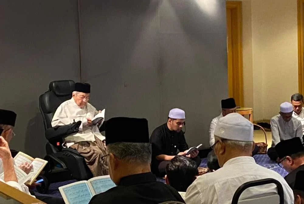 Dr Mahathir menghadiri tahlil isteri tercinta, Allahyarham Tun Dr Hasmah Mohd Ali.