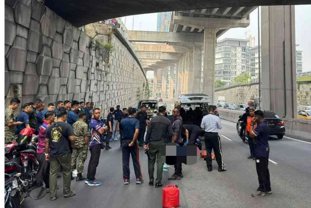 Seorang anggota tentera maut selepas tercampak dari atas jejambat ketika motosikal ditunggangnya hilang kawalan sebelum dilanggar lori dalam kejadian di Jalan Lingkaran Tengah 2, berhampiran Terminal Bersepadu Selatan (TBS).