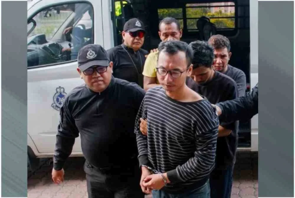 Empat rakan didakwa di Mahkamah Majistret Bandar Baru Bangi pada Selasa atas pertuduhan membunuh dan bersubahat dalam pembunuhan seorang penjual durian yang mayatnya ditemukan ditanam di Semenyih, Selangor, bulan lepas.
