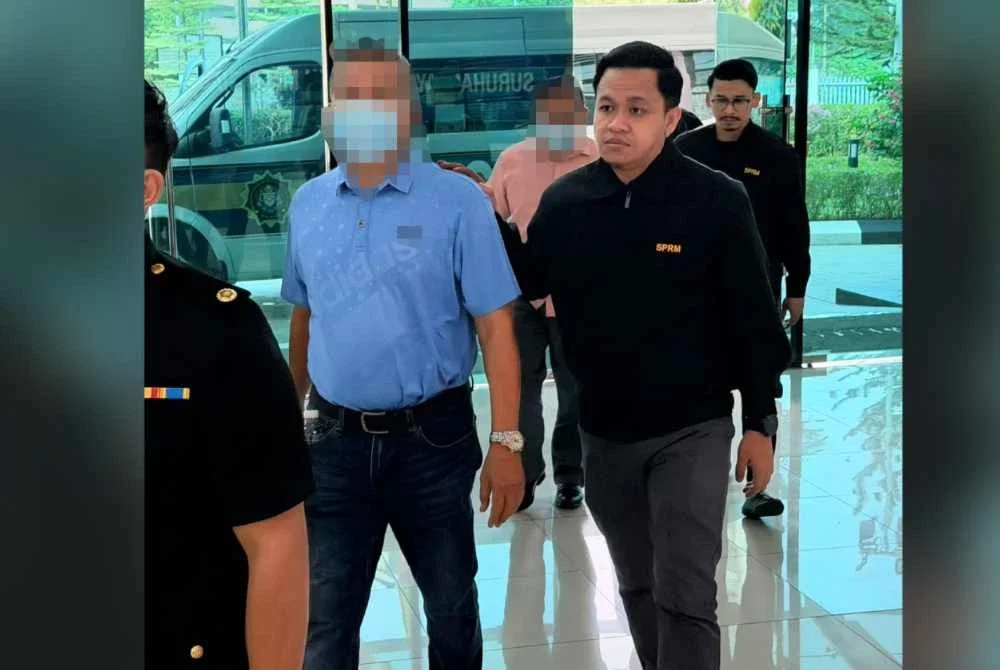 Dua individu termasuk pegawai kanan sebuah agensi kerajaan direman tujuh hari untuk siasatan SPRM. Foto: SPRM