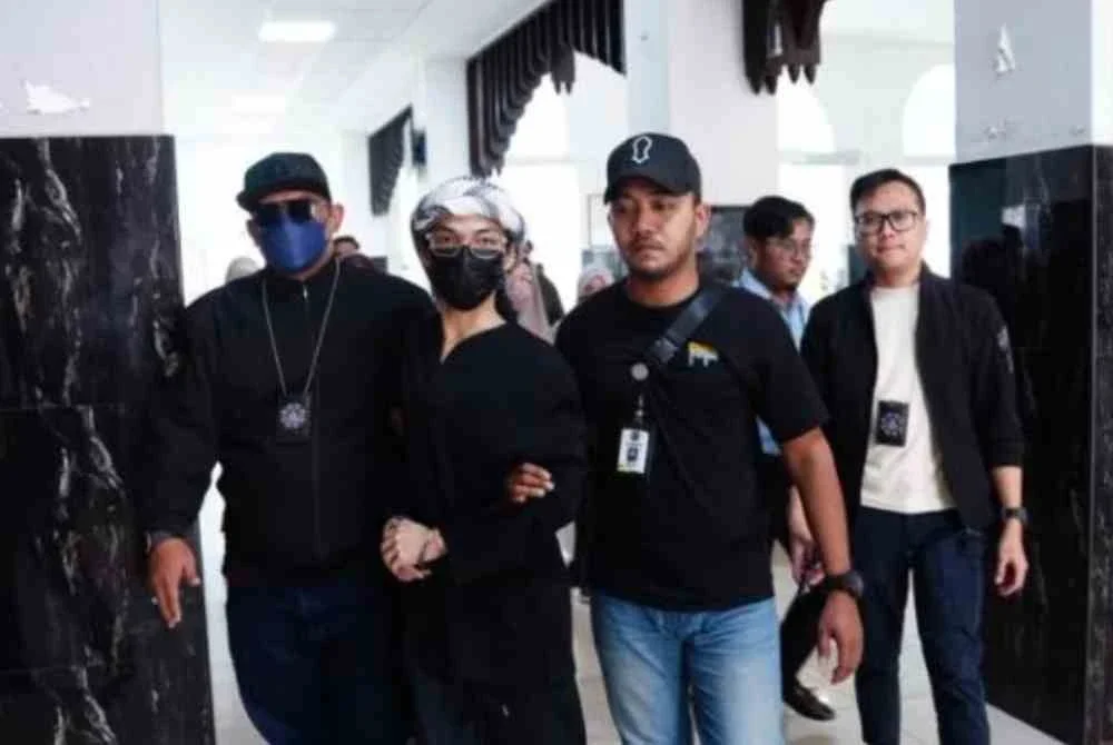 JAIS mengesahkan seorang lelaki beragama Islam disyaki bertindak melakukan ritual agama lain dan ibunya ditangkap di Kuala Lumpur tengah hari Selasa bagi membantu siasatan kes yang tular baru-baru ini.