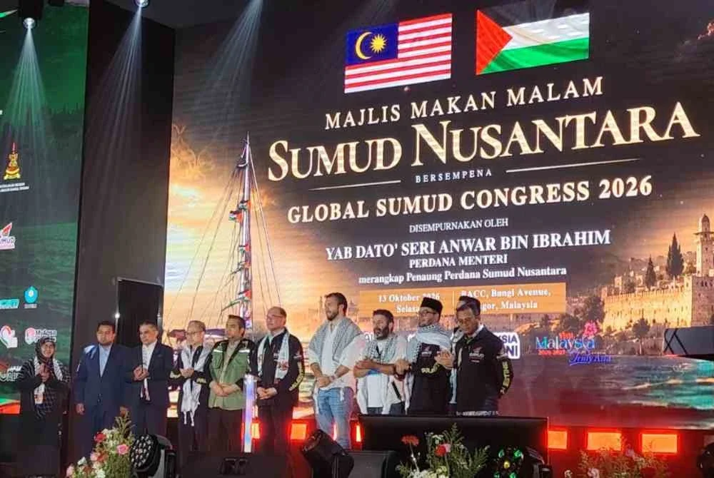 Anwar (berdiri tengah) turut merasmikan kongres selepas berucap pada Majlis Makan Malam Sumud Nusantara bersempena Global Sumud Congress 2026 di sini pada Selasa.