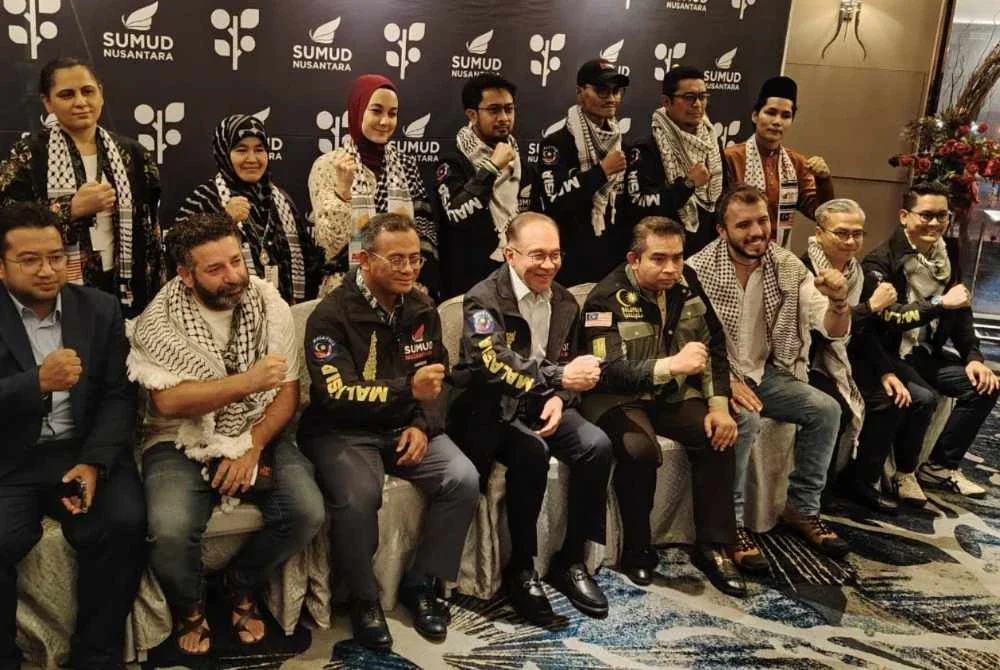 Perdana Menteri (duduk di tengah) bersama jemputan kenamaan, pihak penganjur dan peserta antarabangsa Global Sumud Congress 2026