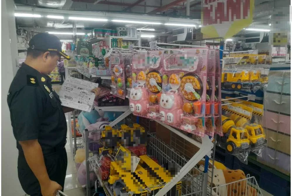 Anggota penguat kuasa KPDN Terengganu memeriksa barangan mainan kanak-kanak di sebuah premis sekitar negeri ini.