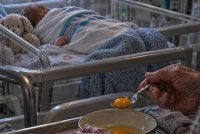 Seorang bayi perempuan berusia 28 hari meninggal dunia selepas dilaporkan berada dalam keadaan kritikal, dipercayai selepas diberikan telur mentah oleh neneknya ketika mengalami demam. - Gambar hiasan dijana AI