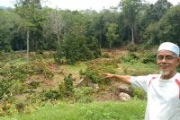 Mohd Noor menunjukkan kebun dokong yang musnah diserang gajah. SITI BUNGA
AINUL NUR SYAKINAH