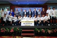 Mohd Sumali (belakang, tujuh dari kiri) bergambar bersama skuad sepak takraw Malaysia pada Majlis Penghargaan Skuad Sepak Takraw Malaysia Golden Tigers di Hotel Seri Pacific pada Isnin. - FOTO: Bernama