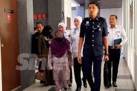 Guru wanita (tiga dari kiri) mengaku tidak bersalah di Mahkamah Majistret Kota Bharu pada Selasa atas dua pertuduhan cuai dengan melanggar dua pelajar Tingkatan Satu sehingga menyebabkan kematian dan kecederaan di SMK Tanjong Mas pada April lalu.