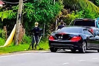 Tangkap layar video tular memaparkan kegiatan sekumpulan lelaki mencuri kabel dengan menaiki kereta mewah. 