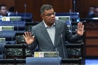 Saifuddin ketika Sesi Pertanyaan-pertanyaan Menteri dan Jawab Lisan sempena Mesyuarat Ketiga, Penggal Kelima, Parlimen ke-15 di Bangunan Parlimen hari ini. Foto: Bernama 