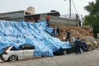 Kakitangan MPKj sedang melaksanakan pemasangan kanvas di lokasi kejadian pada Selasa.