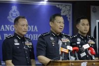 Ab Rahman (tengah).