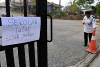 Guru dan anggota kumpulan pelaksana juga dibenarkan bekerja dari rumah (BDR) sepanjang tempoh berkenaan.
