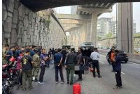 Seorang anggota tentera maut selepas tercampak dari atas jejambat ketika motosikal ditunggangnya hilang kawalan sebelum dilanggar lori dalam kejadian di Jalan Lingkaran Tengah 2, berhampiran Terminal Bersepadu Selatan (TBS).