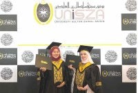 Dua graduan UniSZA, DaniaAinur (kiri) dan Nurhanieza teruja menggenggam Ijazah sempena Majlis Idul Ilmi Konvokesyen UniSZA ke-18 pada Selasa.