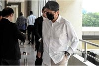Ahli perniagaan Hoh Peng Onn (kanan) dipenjara enam bulan oleh Mahkamah Majistret di sini hari ini kerana memukul bekas teman wanitanya sehingga mengalami kecederaan pada bahagian mata serta badan, dua tahun lepas.