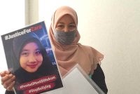 Ibu kepada Allahyarham Zara Qairina Mahathir, Noraidah menunjukkan poster Justice for Zara.