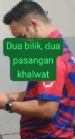 Penguat kuasa JAINJ melakukan serbuan dan menahan dua pasangan yang disyaki berkhalwat di sebuah rumah kedai di Kulai.
- Foto JAINJ 