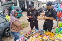 Anggota penguat kuasa KPDN Terengganu memeriksa barangan mainan kanak-kanak yang dijual. 