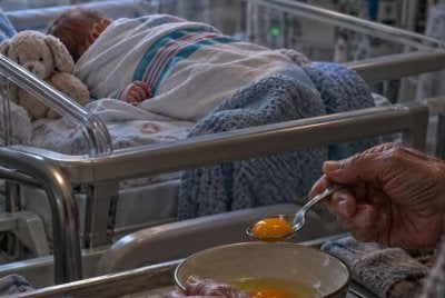 Seorang bayi perempuan berusia 28 hari meninggal dunia selepas dilaporkan berada dalam keadaan kritikal, dipercayai selepas diberikan telur mentah oleh neneknya ketika mengalami demam. - Gambar hiasan dijana AI