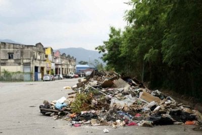 Mahu kawasan perumahan bersih, taman indah dan sungai kekal jernih, tetapi sampah selepas makan pun masih ada yang tidak sanggup dibuang ke dalam tong sampah. - Gambar hiasan
