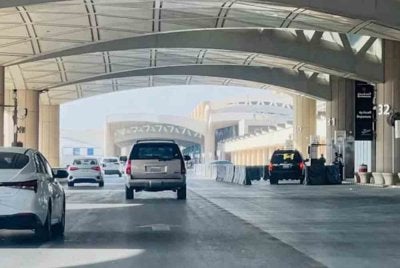 Kenderaan melalui pintu masuk Lapangan Terbang Antarabangsa King Khalid di Riyadh, Arab Saudi pada 19 September 2026. - Gambar fail