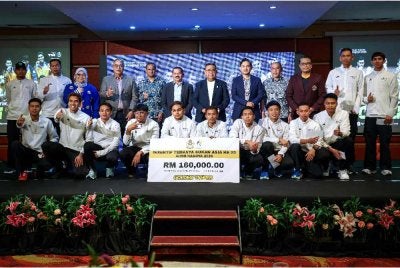 Mohd Sumali (belakang, tujuh dari kiri) bergambar bersama skuad sepak takraw Malaysia pada Majlis Penghargaan Skuad Sepak Takraw Malaysia Golden Tigers di Hotel Seri Pacific pada Isnin. - FOTO: Bernama