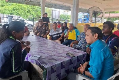 Sesi taklimat dan perbincangan diadakan bersama penduduk dan jabatan berkaitan bagi mengenal pasti punca sebenar gangguan lalat di Kampung Redang Sawa dan Kampung Changkat Tualang.