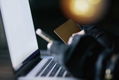 Bermula dari 23 Disember 2025 hingga 22 Mei 2026, mangsa membuat 12 transaksi ke enam akaun bank berbeza dengan jumlah keseluruhan RM202,460. Gambar hiasan 