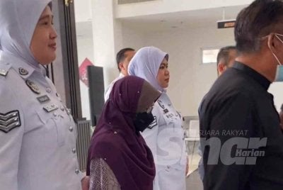 Tertuduh tengah ketika dibawa ke Mahkamah Majistret pada Selasa.