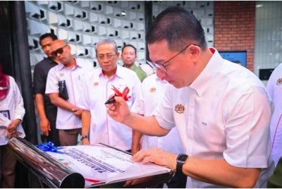 Nga Kor Ming ketika melancarkan tandas BMW-i di Dataran Putra, Putrajaya.