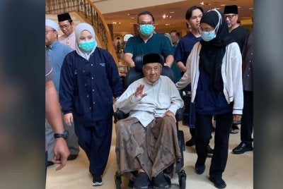 Dr Mahathir yang masih dirawat di Institut Jantung Negara (IJN) menunjukkan perkembangan kesihatan positif dan hampir kembali seperti biasa. 