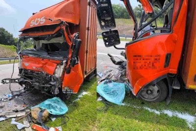 Keadaan lori dipandu mangsa selepas merempuh bahagian belakang sebuah lagi lori lain dalam kemalangan di Kilometer 428.9 Lebuhraya Pantai Timur 2 (LPT2), pada Selasa.