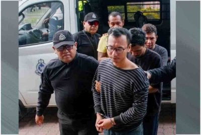 Empat rakan didakwa di Mahkamah Majistret Bandar Baru Bangi pada Selasa atas pertuduhan membunuh dan bersubahat dalam pembunuhan seorang penjual durian yang mayatnya ditemukan ditanam di Semenyih, Selangor, bulan lepas.
