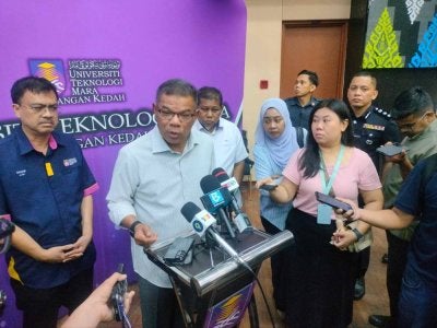 Saifuddin (dua dari kiri) hadir ke Townhall Madani bersama Menteri Dalam Negeri di Universiti Teknologi Mara (UiTM) Merbok pada Selasa.