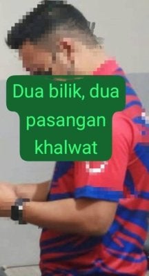 Penguat kuasa JAINJ melakukan serbuan dan menahan dua pasangan yang disyaki berkhalwat di sebuah rumah kedai di Kulai.
- Foto JAINJ 