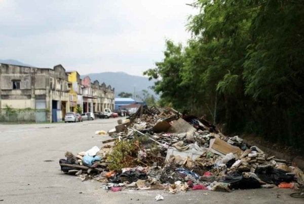 Mahu kawasan perumahan bersih, taman indah dan sungai kekal jernih, tetapi sampah selepas makan pun masih ada yang tidak sanggup dibuang ke dalam tong sampah. - Gambar hiasan
