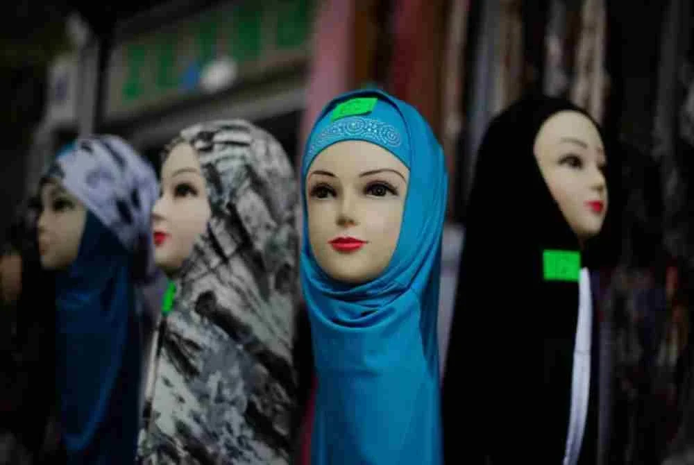 Hijab dipamerkan untuk jualan di sebuah bazar di Lankaran, selatan Azerbaijan. Foto: Agensi