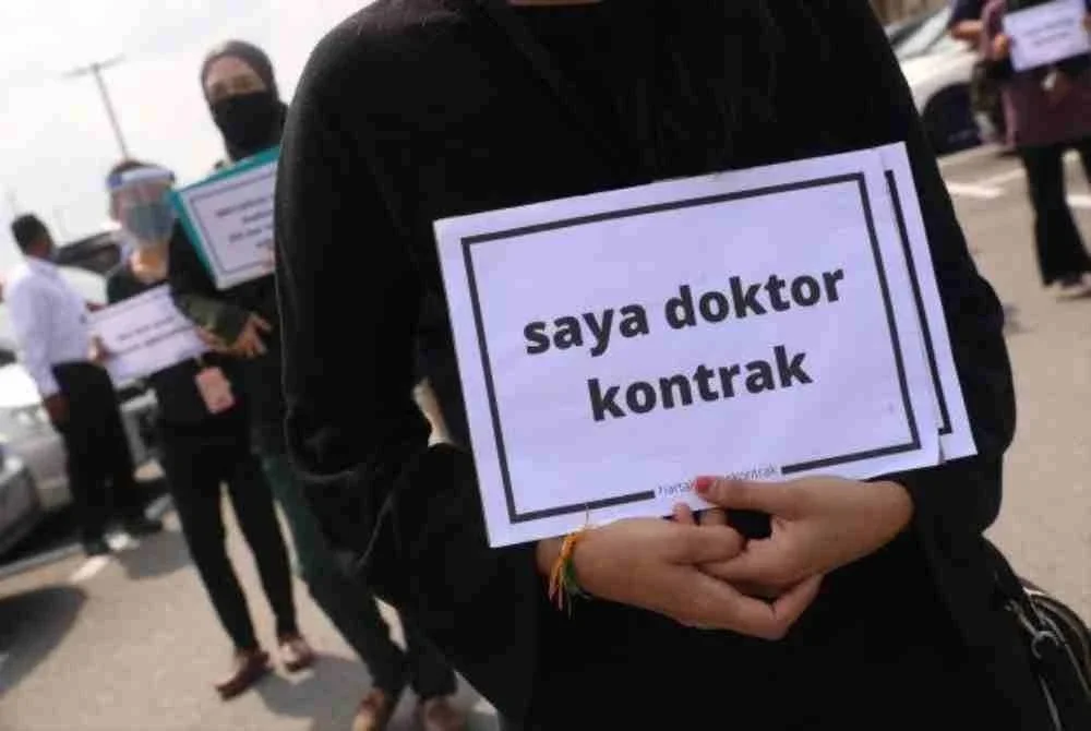 Sejak sistem kontrak diperkenalkan pada 2016, ketidakpastian pekerjaan dan peluang kemajuan kerjaya menjadi antara kebimbangan doktor muda.