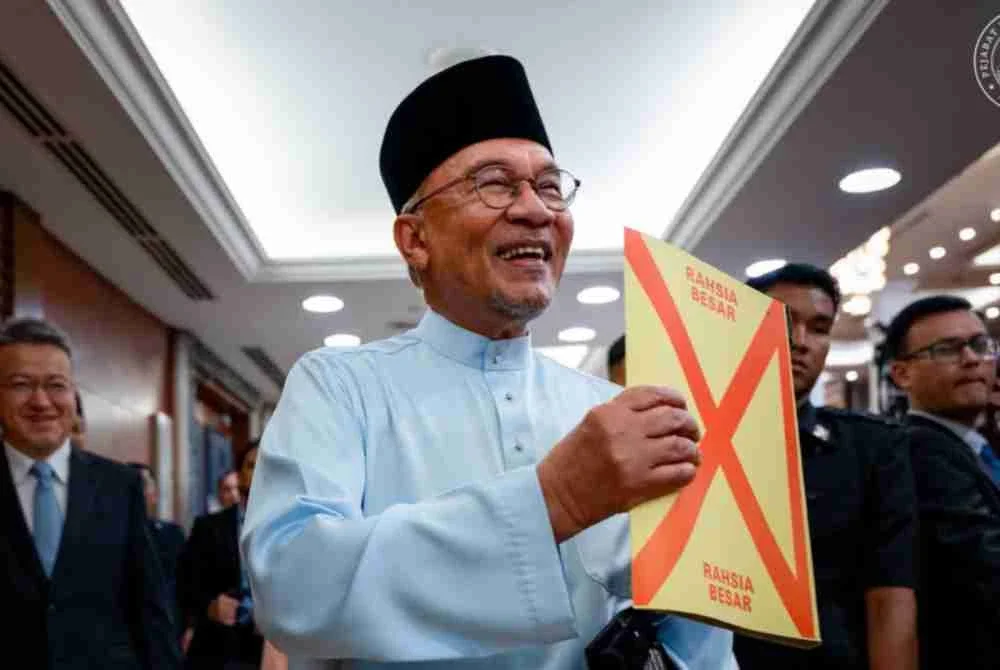 Anwar Ibrahim yang juga Menteri Kewangan, menunjukkan draf pembentangan Belanjawan 2027 di Dewan Rakyat, pada Jumaat lalu.