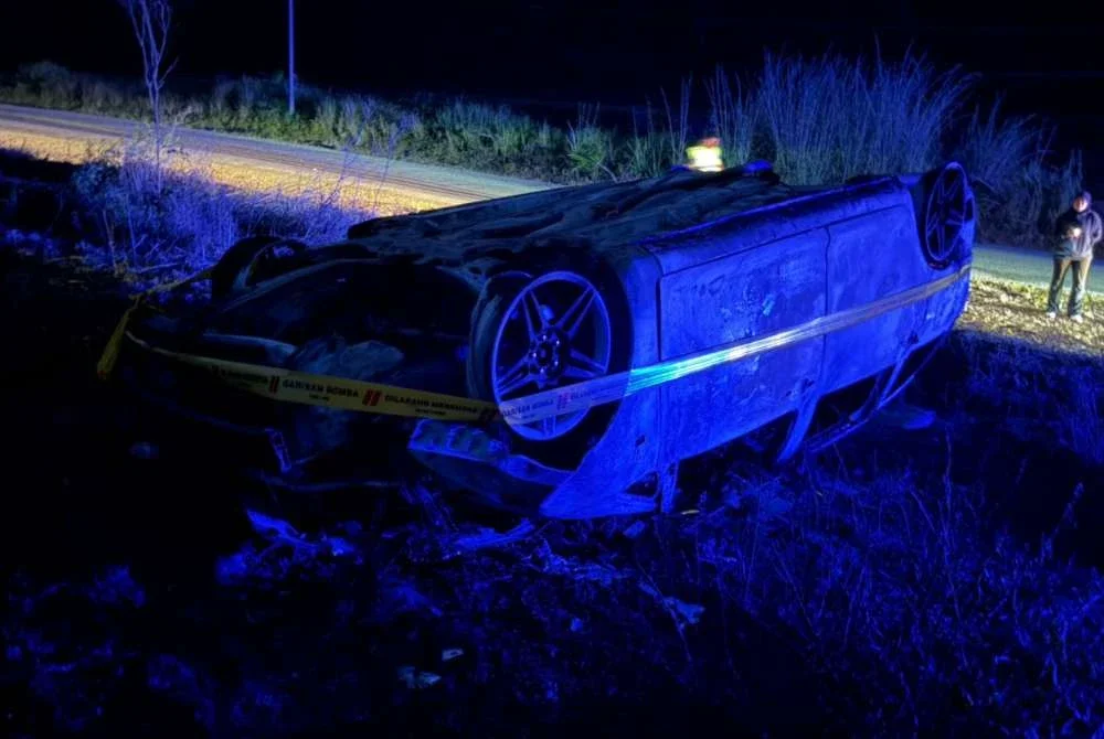 Keadaan MPV yang ditemukan terbalik dan terbakar di Kilometer 26, Jalan Jerantut–Kuala Tahan pada Selasa. Foto: Polis Jerantut