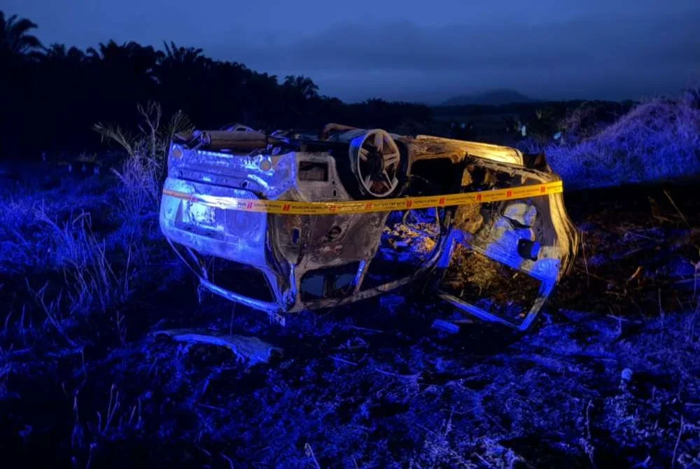 Keadaan MPV yang ditemukan terbalik dan terbakar di Kilometer 26, Jalan Jerantut–Kuala Tahan pada Selasa. Foto: Polis Jerantut