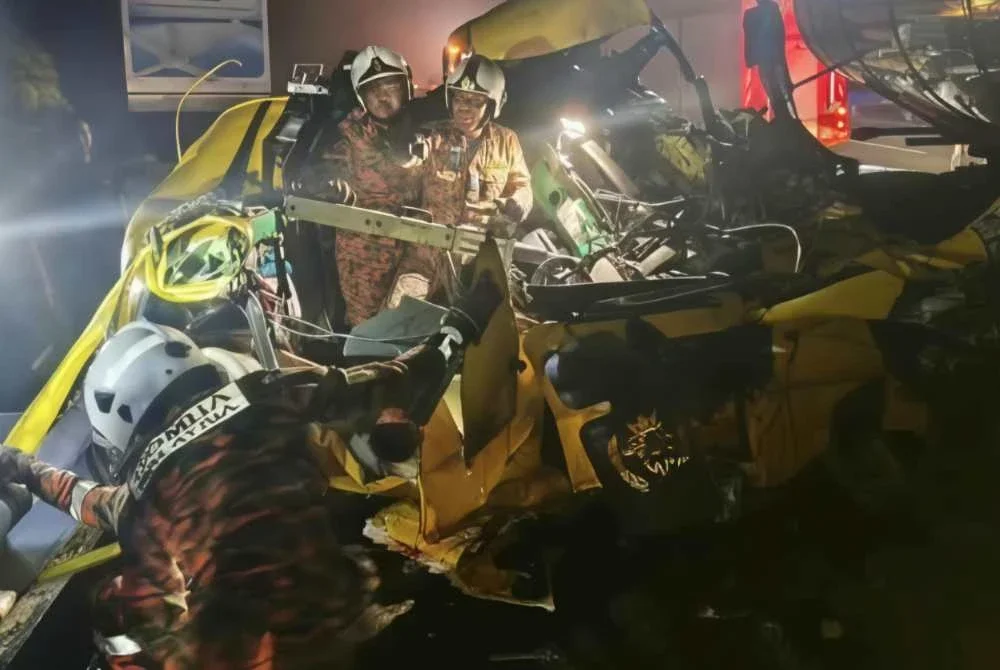 Keadaan lori yang terbabit kemalangan di Kilometer 231.9 Lebuhraya PLUS arah utara. Foto PDRM