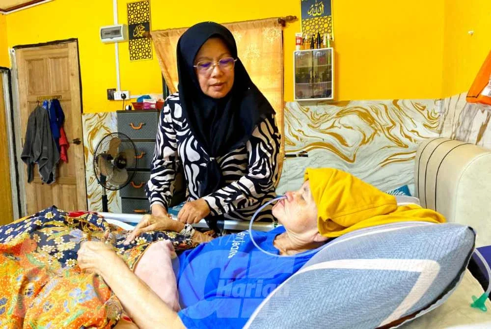 Nik Aliza berdepan kesukaran untuk memenuhi keperluan harian ibunya terutama susu khas berikutan kekangan kewangan.