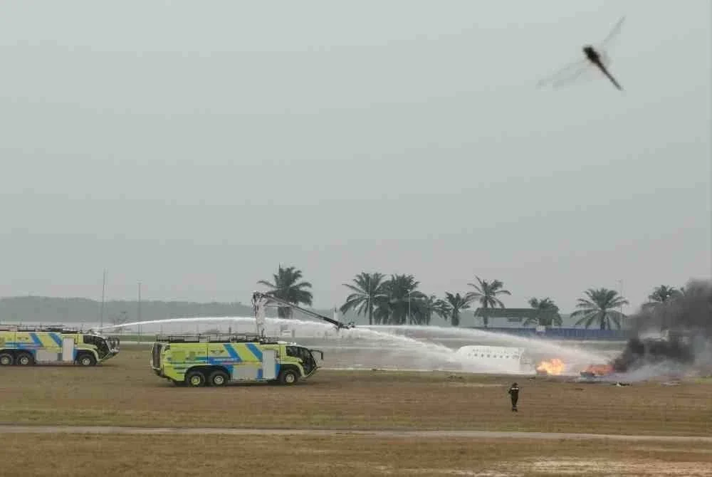 Petugas menyelamat memadam kebakaran menerusi simulasi Ex Perisai Panthera 2026 di KLIA pada Rabu.